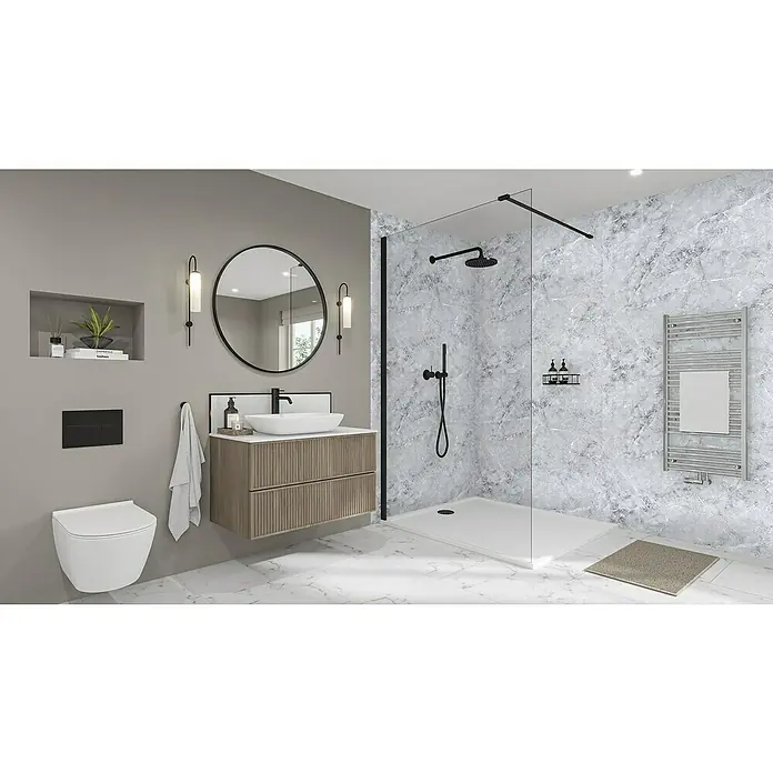 Wetwall Wandpaneel Elite - 16 x 242 cm, Fumo, Abgerundete Kante - Ein modernes Badezimmer mit Marmorfliesen, einer begehbaren Dusche mit schwarzen Armaturen, einem Waschtisch mit rundem Spiegel und einer Toilette.