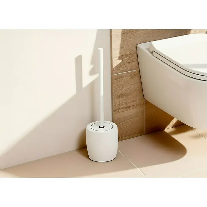 Venus Flakoni WC-Bürstengarnitur - Polyresin, Weiß - Eine weiße Toilettenbürste steht neben einer Wandtoilette im Badezimmer und sorgt für Hygiene.
