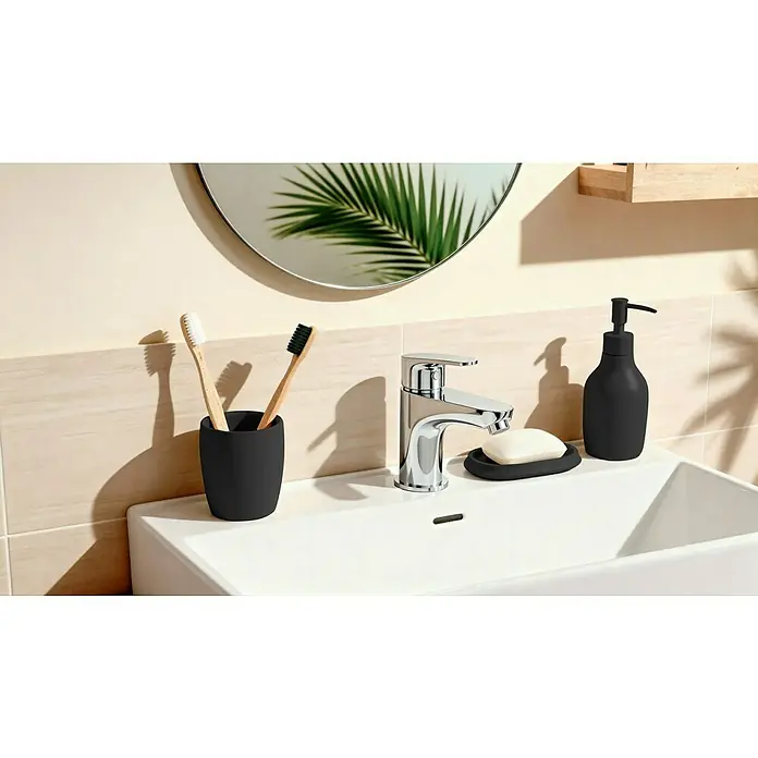 Venus Flakoni Seifenspender - Polyresin, Schwarz - Ein modernes Badezimmer-Ensemble mit Fokus auf dem glänzenden Wasserhahn und den stilvollen, schwarzen Accessoires wie Seifenspender und Becher.