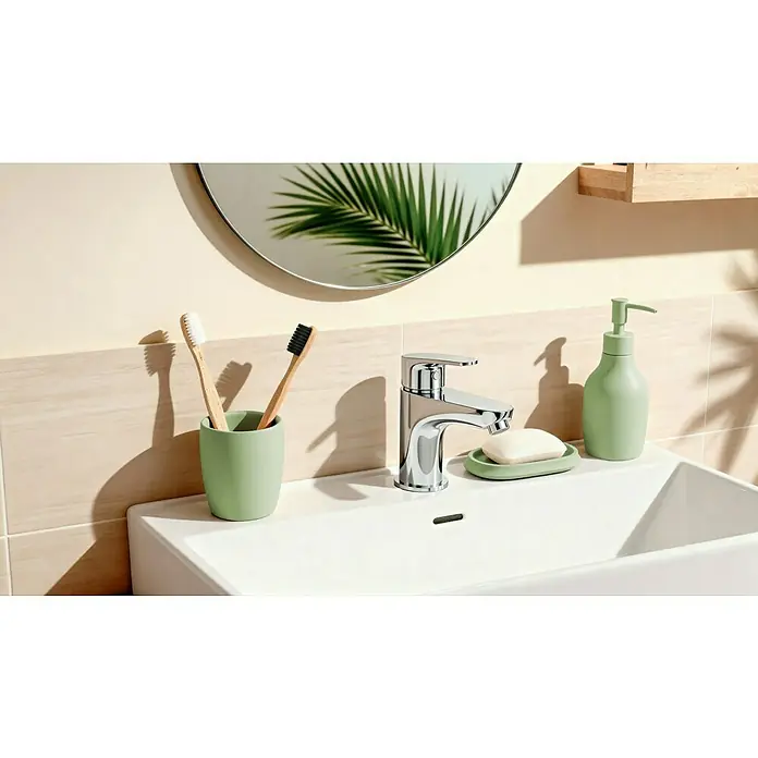 Venus Flakoni Seifenschale - Sage, Polyresin - Badezimmer-Szene mit Fokus auf Armatur, Seife, Spender und Zahnbürsten. Helle, moderne Ästhetik mit natürlichen Elementen und Sonnenschein.