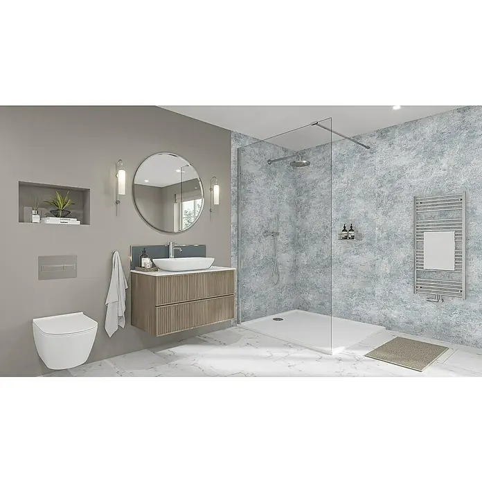 Wetwall Wandpaneel Elite - 16 x 242 cm, Caliza, Abgerundete Kante - Modernes Badezimmer mit ebenerdiger Dusche, Waschtisch mit Unterschrank, Toilette und Spiegel. Graue Farbtöne und Marmorboden sorgen für Eleganz.