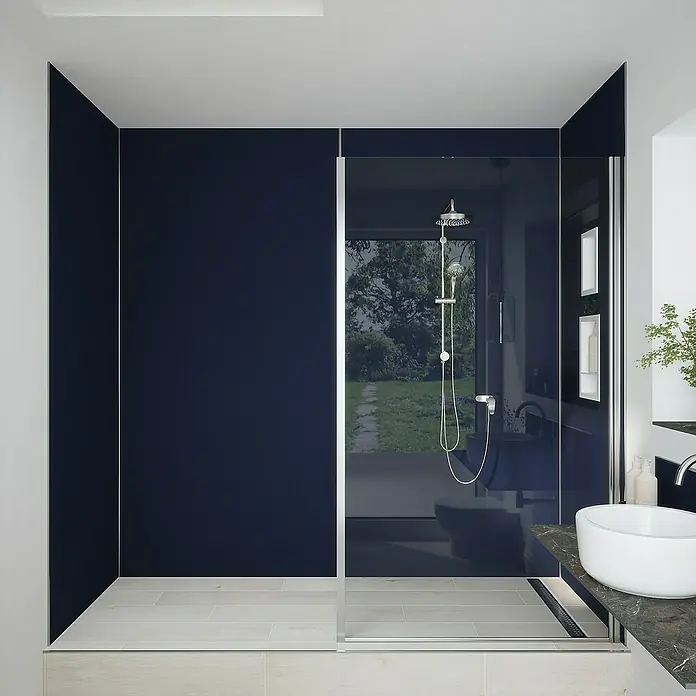 Wetwall Wandpaneel Alloy - 60 x 244 cm, Deep Blue Sea / Smoked Rose - Ein modernes Badezimmer mit einer begehbaren Dusche, die durch eine Glaswand abgetrennt ist. Der Waschtisch hat eine stilvolle, runde Waschbecken.
