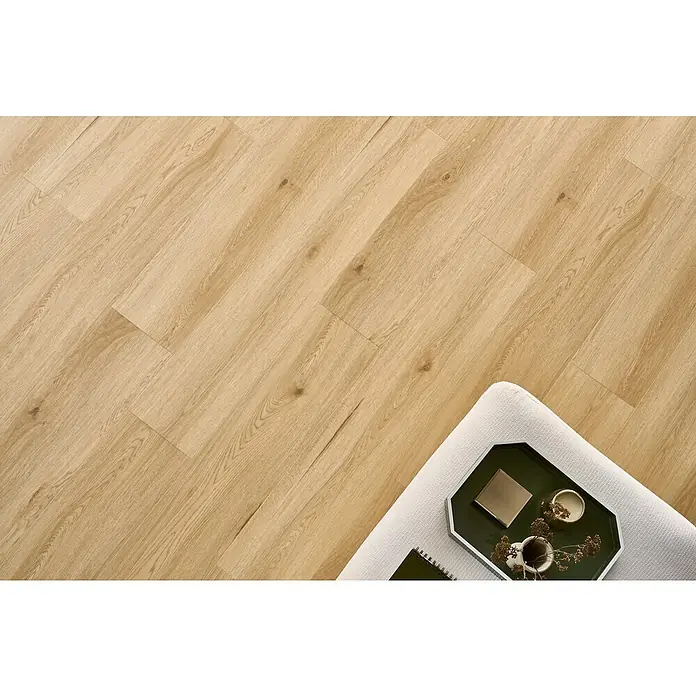 Vinylboden SPC Silent - Arvada Eiche, Landhausdiele, 1.220 x 229 x 5,3 mm - Ein helles, modernes Fußbodendesign mit einem Hocker und einem Tablett mit Deko-Elementen, das die sanfte Holzstruktur hervorhebt.