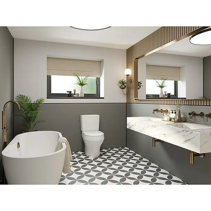 Wetwall Wandpaneel Alloy - 122 x 244 cm, Seafoam Green / Battleship Grey - Modernes Badezimmer mit freistehender Badewanne, Marmorwaschtisch und auffälligem Fliesenmuster. Elegantes Design für stilvolle Entspannung.