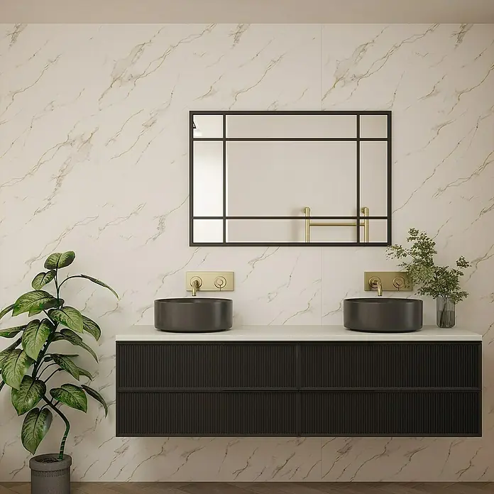 Wetwall Wandpaneel Elite - 16 x 242 cm, Bianco Carrara, Abgerundete Kante - Elegantes Badezimmer mit dunklem Waschtisch, zwei Becken und einem stilvollen Spiegel. Die Marmorwand und die Pflanze setzen schöne Akzente.