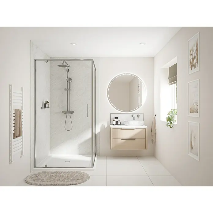 Wetwall Wandpaneel Elite - 16 x 242 cm, Carrara Marble, Abgerundete Kante - Ein helles Badezimmer mit einer modernen Duschkabine, einem runden Spiegel mit Hintergrundbeleuchtung und einem Waschtisch mit Holzstruktur.