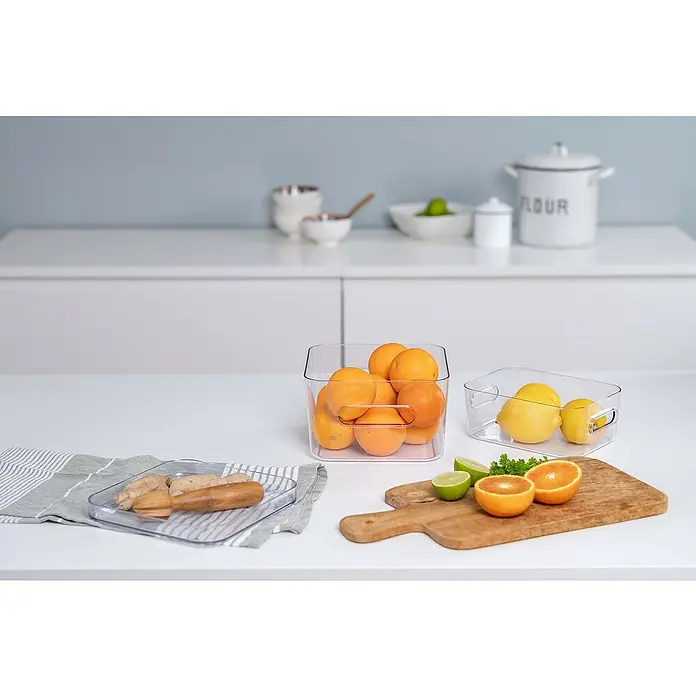 Deckel Compact Sqare - L x B x H: 20 x 20 x 2,5 cm, Transparent - Aufnahme von Küchenutensilien wie Zitrusfrüchten, Ingwer und Saftpresse auf einem Tisch, die in durchsichtigen Behältern aufbewahrt werden.