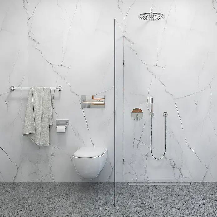 Wetwall Wandpaneel Elite - 16 x 242 cm, Athena Marble, Abgerundete Kante - Elegantes Badezimmerdesign mit Marmorwänden, einer Toilette und einer modernen Dusche. Handtuch und Papierhalter sind praktische Details.