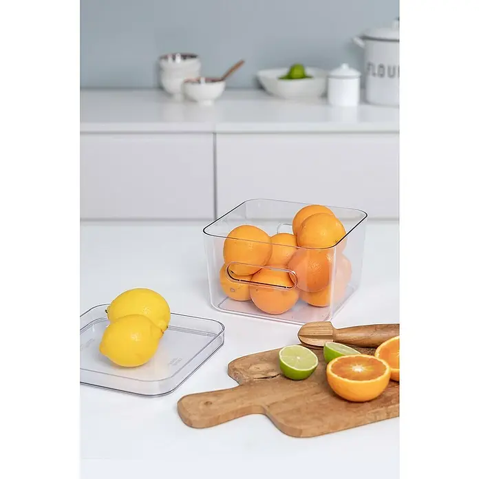 Deckel Compact Sqare - L x B x H: 20 x 20 x 2,5 cm, Transparent - Transparenter Behälter mit Orangen, Zitronen und Limetten auf einem Küchentisch, ideal zur Aufbewahrung von frischen Früchten.