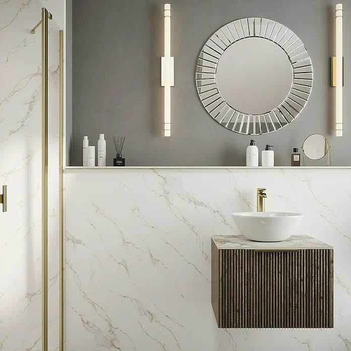 Wetwall Wandpaneel Elite - 16 x 242 cm, Bianco Carrara, Abgerundete Kante - Elegantes Badezimmer-Interieur mit einem runden Spiegel und einem modernen Waschbeckenunterschrank in Holzoptik. Stilvolle Wandleuchten setzen Akzente.