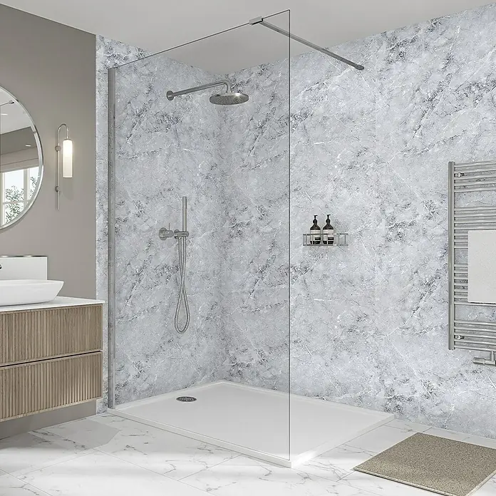 Wetwall Wandpaneel Elite - 16 x 242 cm, Fumo, Abgerundete Kante - Badezimmer mit einer begehbaren Dusche mit marmorierten Paneelen, einem modernen Waschtisch und einem beheizten Handtuchhalter für ein luxuriöses Ambiente.