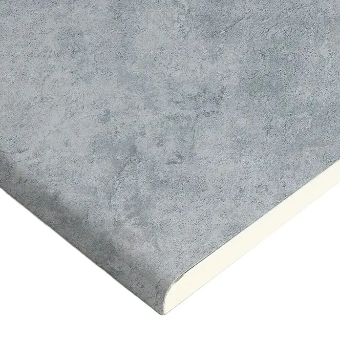 Wetwall Wandpaneel Elite - 16 x 242 cm, Caliza, Abgerundete Kante - Nahaufnahme einer grauen Arbeitsplatte mit marmorähnlicher Textur und abgerundeter Kante, ideal für moderne Küchen und Badezimmer.