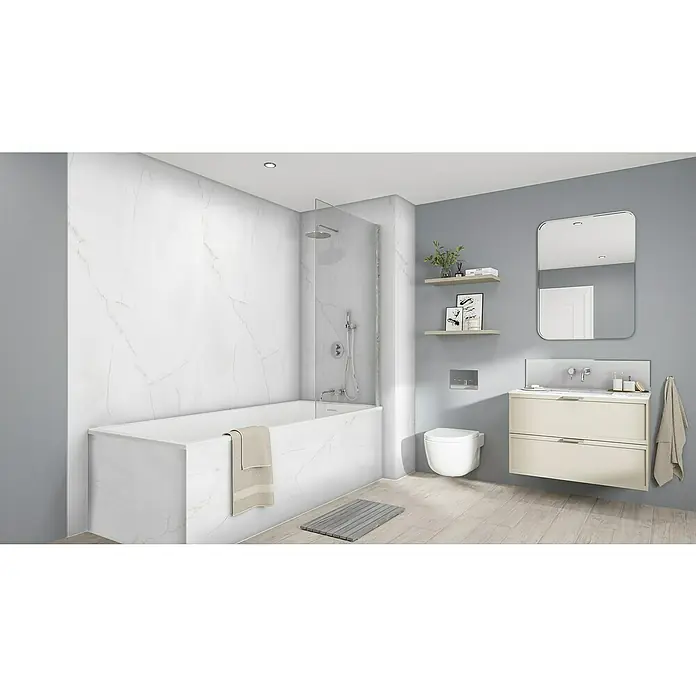Wetwall Wandpaneel Elite - 16 x 242 cm, Athena Marble, Abgerundete Kante - Badezimmer mit Badewanne und Glaswand mit einer Armatur und Handbrause, einem Waschtisch mit Spiegel und einem Wand-WC.