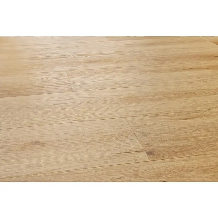 Vinylboden SPC Silent - Arvada Eiche, Landhausdiele, 1.220 x 229 x 5,3 mm - Nahaufnahme eines hellen Holzfußbodens, der die natürliche Maserung und die warmen Farbtöne des Holzes hervorhebt.