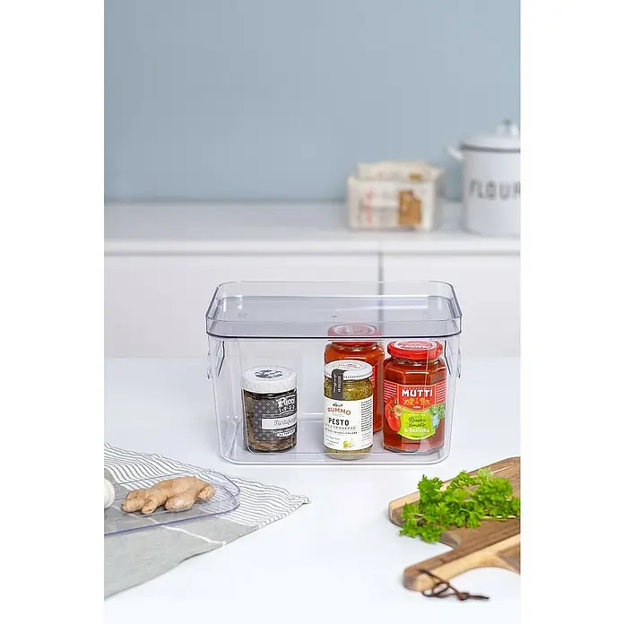 SmartStore Vorratsdose Compact Access - L x B x H: 20 x 29,5 x 16 cm, Kunststoff, Transparent - Ein durchsichtiger Vorratsbehälter mit drei Gläsern gefüllt mit Würzpasten, die auf einem Tisch in einer Küche stehen.