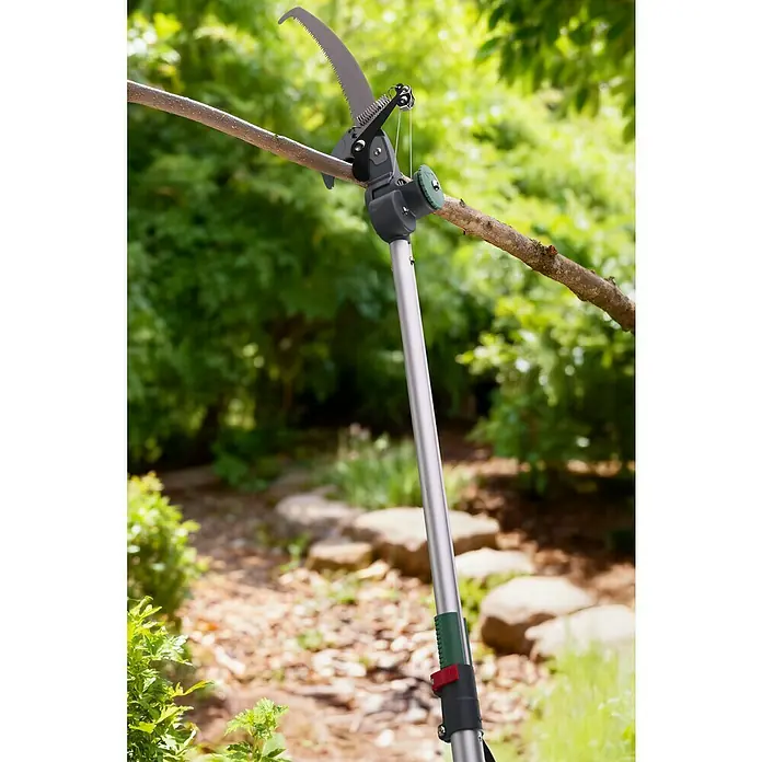 Gardol Teleskop-Astschere GDB32 Comfort - Längenverstellung: 199 cm - 275 cm, Schneidsystem Gartenschere: Bypass - Astschneider in Aktion: Ein nützliches Gartengerät zum Beschneiden von Ästen, das die Gartenarbeit erleichtert.