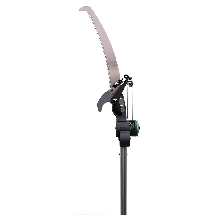 Gardol Teleskop-Astschere GDB32 Comfort - Längenverstellung: 199 cm - 275 cm, Schneidsystem Gartenschere: Bypass - Nahaufnahme einer Astsäge mit Teleskopstiel, ideal für Baumschnittarbeiten.