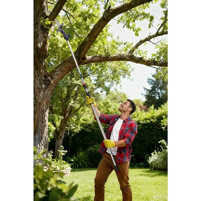 Gardol Teleskop-Astschere GDB32 Comfort - Längenverstellung: 199 cm - 275 cm, Schneidsystem Gartenschere: Bypass - Mann mit Astschere beim Beschneiden eines Baumes im Garten. Die Astschere ermöglicht präzises Schneiden in großer Höhe.