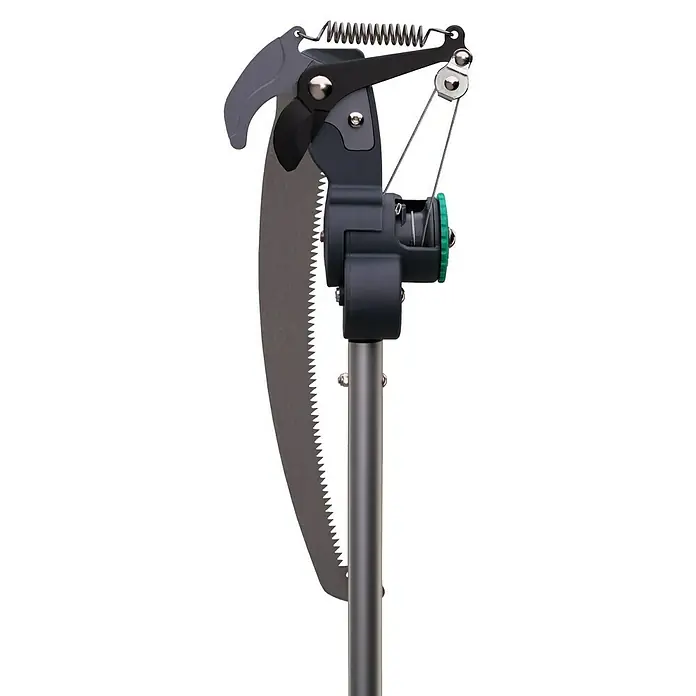 Gardol Teleskop-Astschere GDB32 Comfort - Längenverstellung: 199 cm - 275 cm, Schneidsystem Gartenschere: Bypass - Nahaufnahme einer Astsäge, die auf einem schwarzen Hintergrund steht und zum Beschneiden von Bäumen verwendet wird.