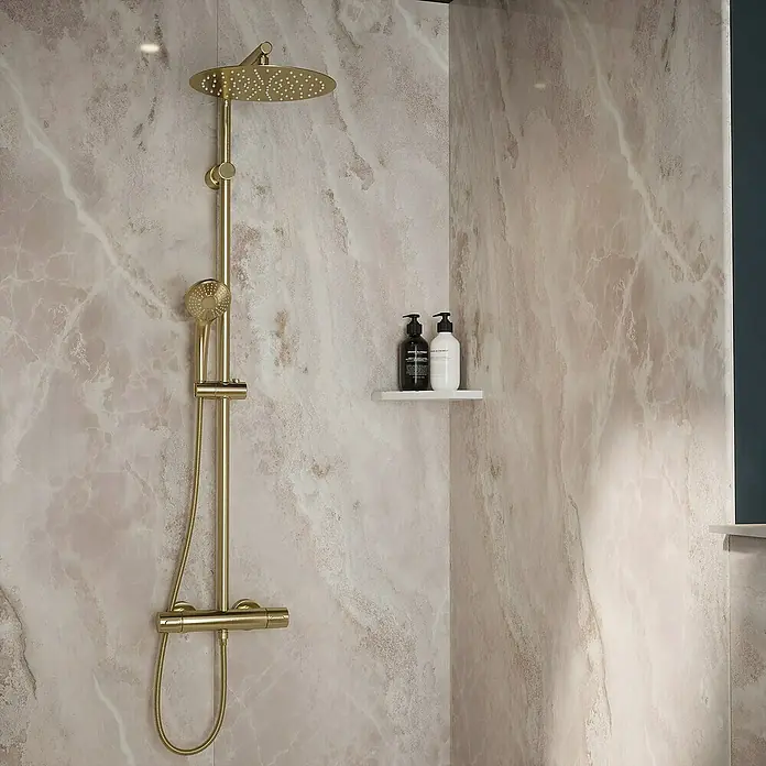 Wetwall Wandpaneel Elite - 16 x 242 cm, Onyx Grey, Abgerundete Kante - Duschsystem in Gold mit Regenduschkopf und Handbrause, montiert an einer Marmorwand.