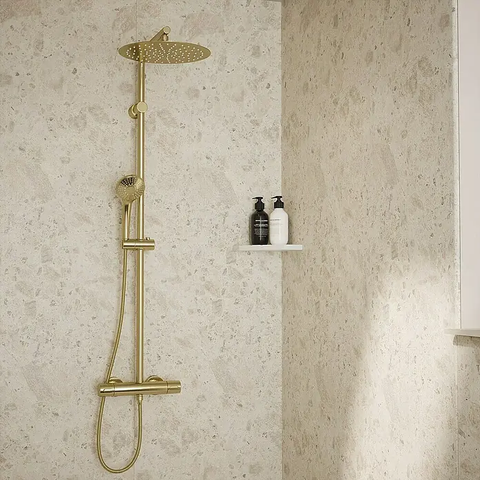 Wetwall Wandpaneel Elite - 16 x 242 cm, Terrazzo Rock, Abgerundete Kante - Abbildung eines goldenen Duschsets mit zwei Shampooflaschen auf einem Regal.