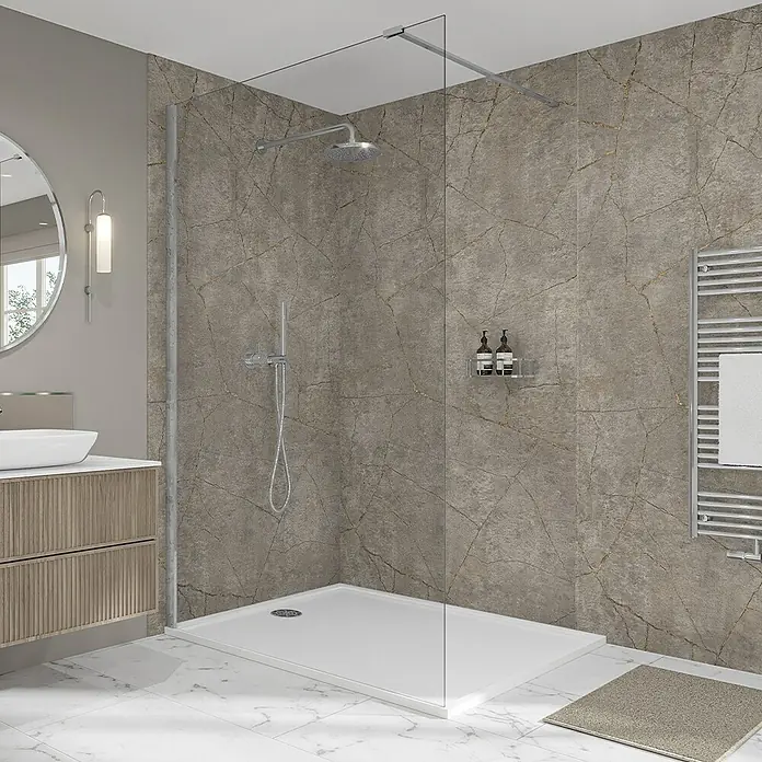 Wetwall Wandpaneel Elite - 16 x 242 cm, Gold Stone, Abgerundete Kante - Elegante Duschkabine mit grauer Marmoroptik, klaren Glaswänden und einer weißen Duschwanne. Handtuchwärmer sorgt für Komfort in Ihrem Badezimmer.