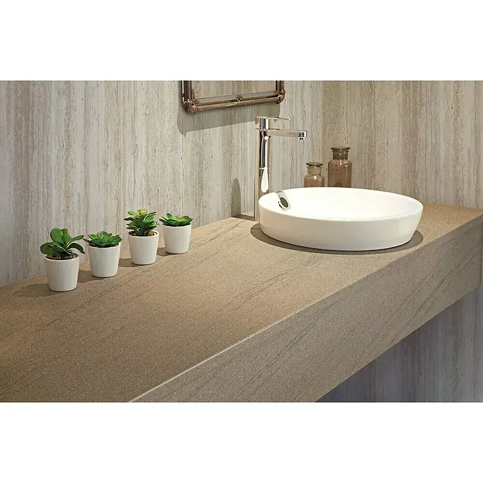Wetwall Wandpaneel Elite - 16 x 242 cm, Natural Travertine, Abgerundete Kante - Eine moderne Badezimmereinrichtung mit einem Aufsatzwaschbecken, Armatur, Deko-Pflanzen und neutraler Farbpalette für eine entspannende Atmosphäre.