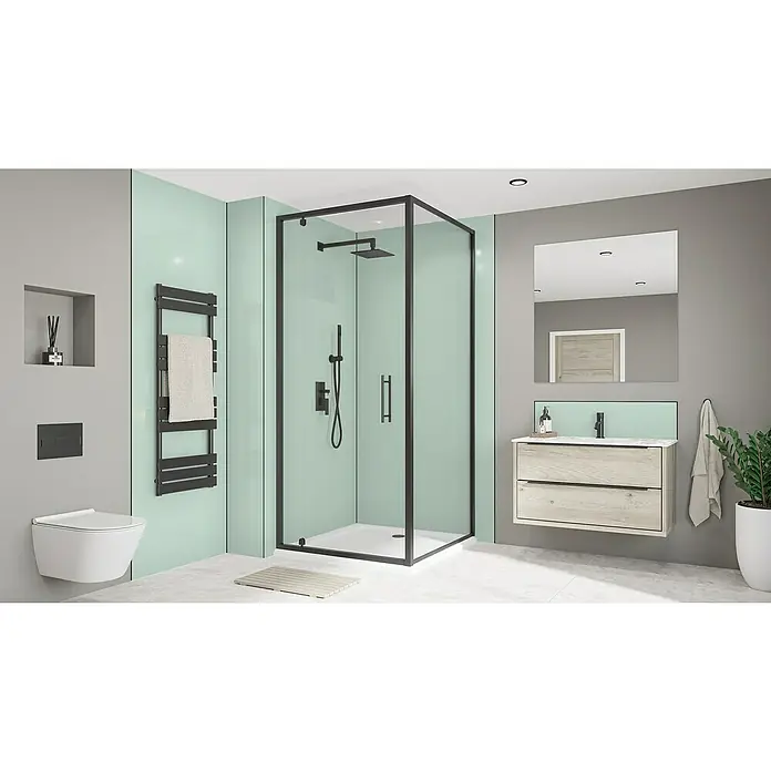 Wetwall Wandpaneel Alloy - 60 x 244 cm, Terra Grey / Seabreeze Green - Badezimmer mit einer begehbaren Dusche mit schwarzem Rahmen, Waschtisch und Toilette. Das Design ist modern und minimalistisch gehalten.
