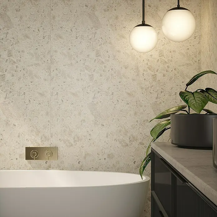 Wetwall Wandpaneel Elite - 16 x 242 cm, Terrazzo Rock, Abgerundete Kante - Elegantes Badezimmerdesign mit freistehender Badewanne, stilvoller Waschtischkombination und modernen Pendelleuchten für ein luxuriöses Ambiente.
