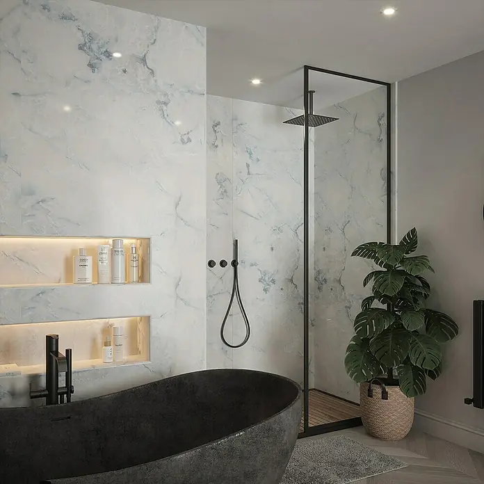 Wetwall Wandpaneel Elite - 16 x 242 cm, Onyx Oro, Abgerundete Kante - Luxuriöses Badezimmer mit freistehender Badewanne in Steinoptik, eleganten Marmorwänden und einer modernen Duschkabine mit schwarzem Rahmen.