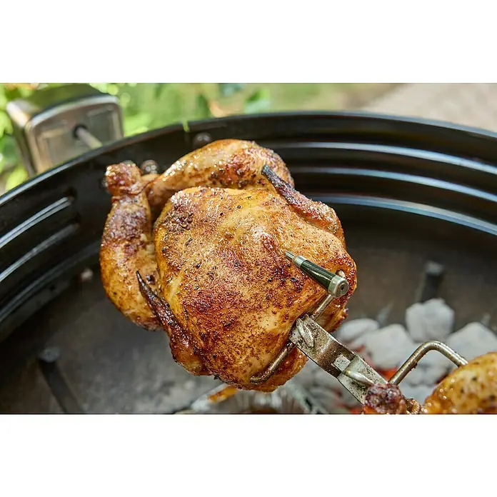 Weber Grill-Thermometer - L x B x H: 15 x 5,1 x 3,8 cm, Schwarz/Silber - Ein köstliches, gegrilltes Hähnchen am Spieß mit einem Thermometer, das die Kerntemperatur misst, perfekt zubereitet.