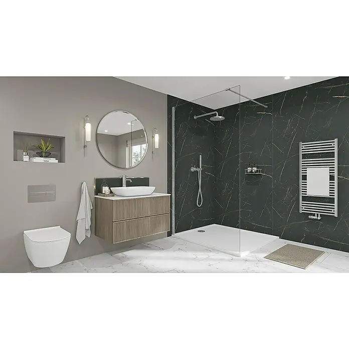 Wetwall Wandpaneel Elite - 16 x 242 cm, Marbre Celeste, Abgerundete Kante - Elegantes Badezimmer-Interieur mit einer modernen Toilette, einem Waschtisch mit rundem Spiegel und einer begehbaren Dusche mit Marmorfliesen.