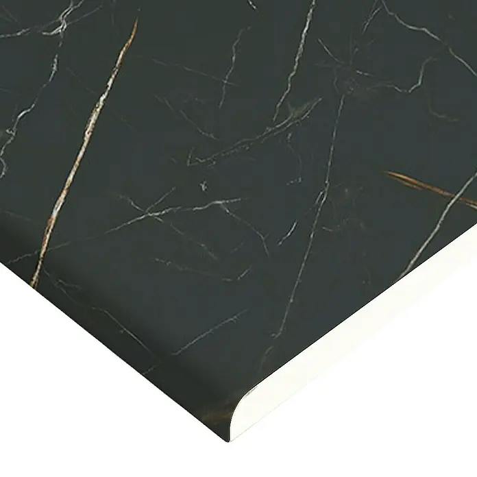Wetwall Wandpaneel Elite - 16 x 242 cm, Marbre Celeste, Abgerundete Kante - Bild einer Marmorplatte in dunklen Tönen mit goldenen Akzenten. Das Material wirkt hochwertig und edel.