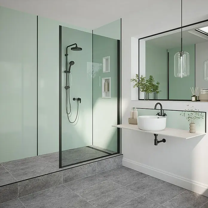 Wetwall Wandpaneel Alloy - 60 x 244 cm, Terra Grey / Seabreeze Green - Ein modernes Badezimmer mit einer begehbaren Dusche, einem minimalistischen Waschtisch und einer stilvollen Beleuchtung.