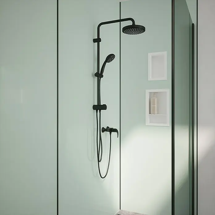Wetwall Wandpaneel Alloy - 60 x 244 cm, Terra Grey / Seabreeze Green - Schwarze Duschgarnitur mit Kopf- und Handbrause vor hellgrünem Hintergrund. Moderne Badgestaltung mit stilvoller Duschlösung.