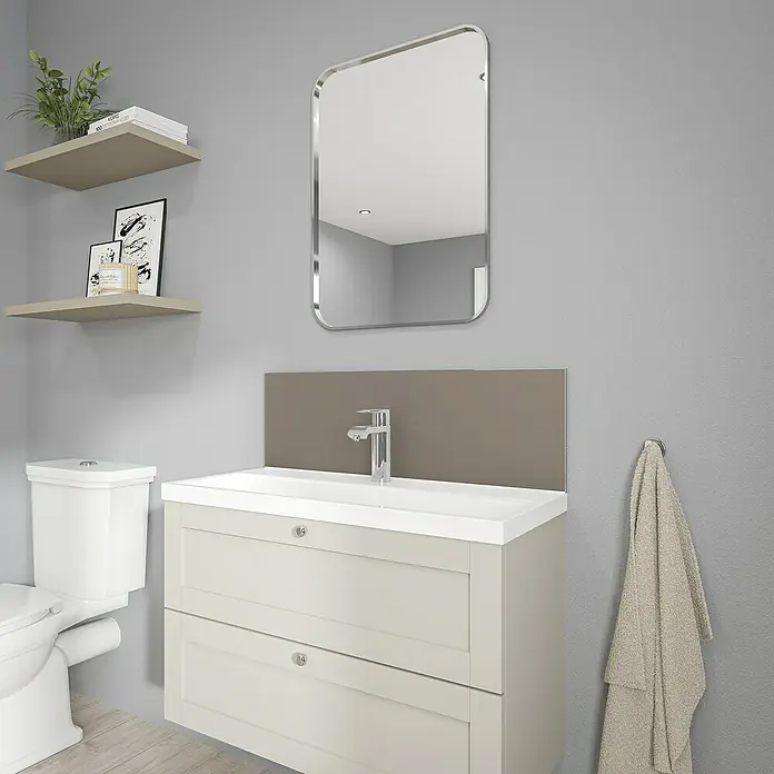 Wetwall Wandpaneel Alloy Spritzschutz - 25 x 80 cm, Terra Grey / Seabreeze Green - Elegantes Badezimmer-Interieur mit Waschtischunterschrank in Beige, Spiegel und WC. Die harmonische Farbgebung sorgt für eine entspannende Atmosphäre.