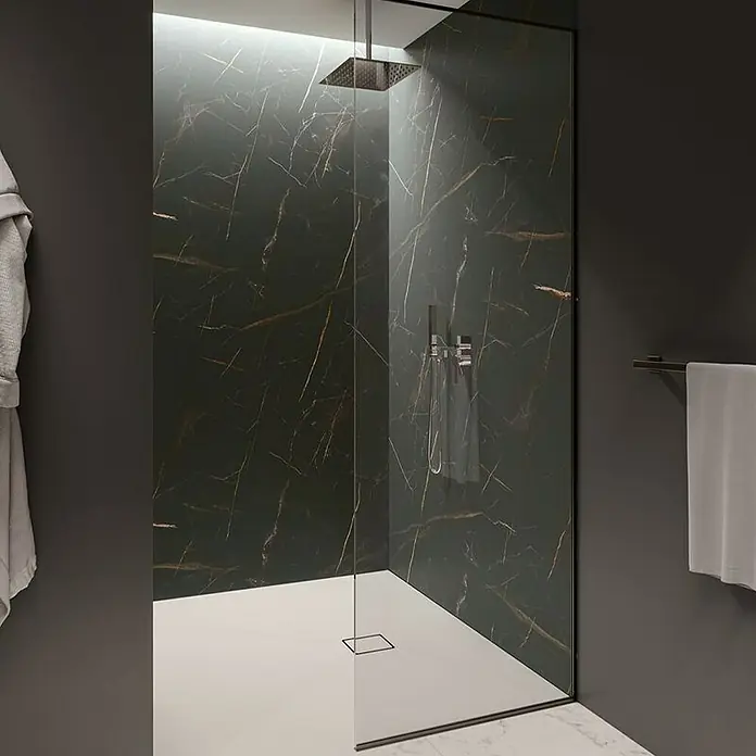 Wetwall Wandpaneel Elite - 16 x 242 cm, Marbre Celeste, Abgerundete Kante - Elegantes Badezimmer mit begehbarer Dusche, dunklen Marmorwänden und moderner Armatur. Das Design vereint Luxus und Funktionalität.