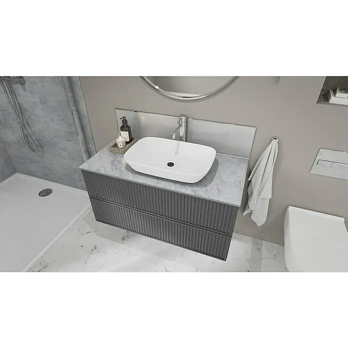 Wetwall Waschtischplatte Vanity Compact - 150 x 60 x 1,2 cm, Fumo - Ein modernes Badezimmer-Interieur mit einem stilvollen Waschtisch mit grauem Marmor-Effekt und einem eleganten, rechteckigen Waschbecken.
