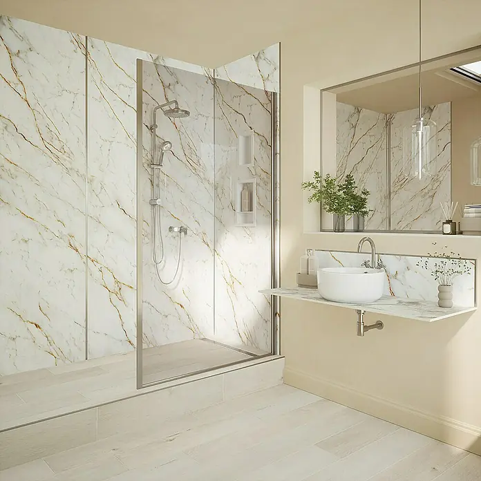 Wetwall Wandpaneel Alloy - 122 x 244 cm, Norris Marble - Ein modernes Badezimmer mit einer begehbaren Dusche und einem stilvollen Waschtisch, beide mit Marmoroptik. Die Dusche verfügt über eine Glastrennwand.