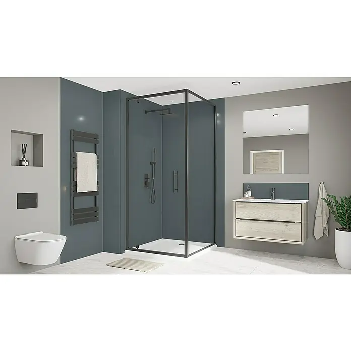 Wetwall Wandpaneel Alloy - 60 x 244 cm, Malibu Grey / Storm Blue - Ein modernes Badezimmer mit einer begehbaren Dusche mit schwarzem Rahmen, einem Waschtisch und einer Toilette.