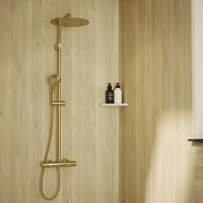 Wetwall Wandpaneel Elite - 16 x 242 cm, Native Oak, Abgerundete Kante - Duschsystem in Gold: Eine moderne Duscharmatur mit Kopf- und Handbrause für ein luxuriöses Duscherlebnis.