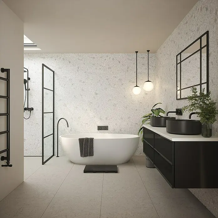 Wetwall Wandpaneel Elite - 16 x 242 cm, Terrazzo White, Abgerundete Kante - Elegantes Badezimmer mit freistehender Badewanne, schwarzem Waschtisch mit runden Aufsatzwaschbecken und minimalistischem Design für ein modernes Ambiente.