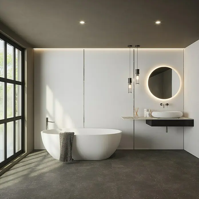 Wetwall Wandpaneel Alloy - 60 x 244 cm, Glacier White / Neptune Blue - Elegantes Badezimmer mit freistehender Badewanne, runder Spiegel und minimalistischem Waschtisch. Stilvolles Design für moderne Entspannung.