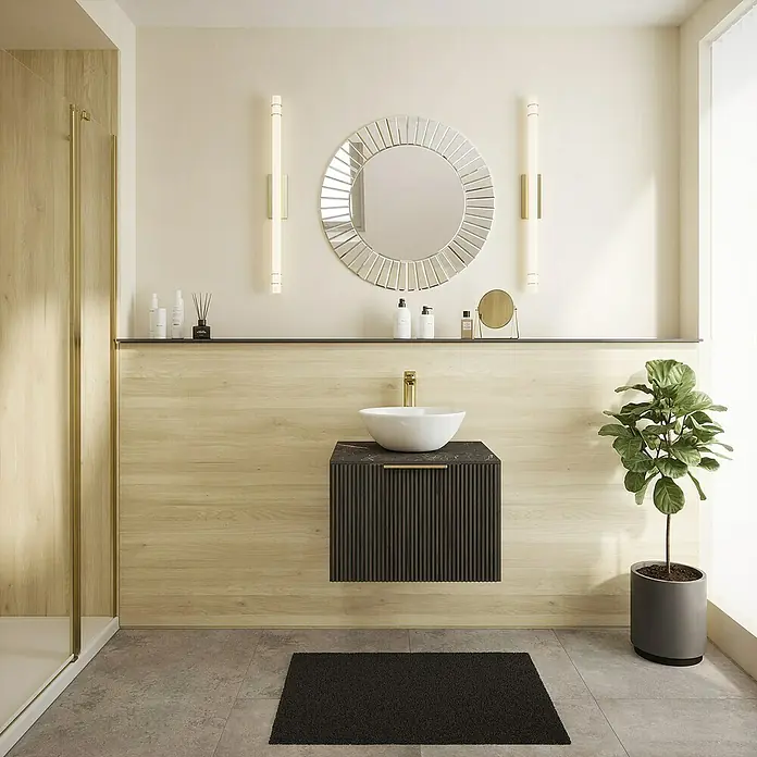 Wetwall Wandpaneel Elite - 16 x 242 cm, Native Oak, Abgerundete Kante - Badezimmerwaschbecken mit rundem Spiegel und vertikalen Lichtern. Graue Bodenfliesen und Holzwandverkleidung für ein modernes Badambiente.