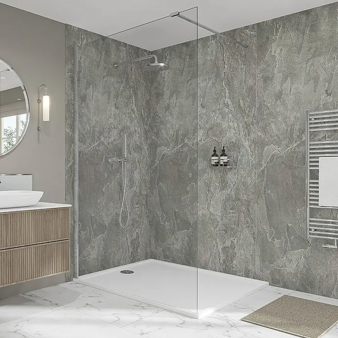 Wetwall Wandpaneel Elite - 16 x 242 cm, Scafell Slate, Abgerundete Kante - Ein modernes Badezimmer mit einer stilvollen Duschkabine und grauen Marmorwänden.