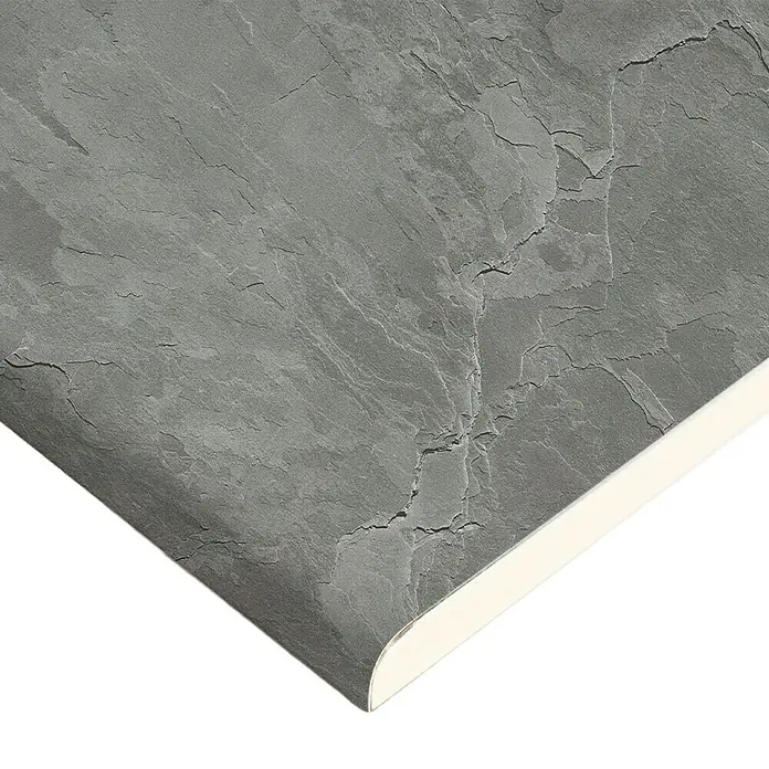Wetwall Wandpaneel Elite - 16 x 242 cm, Scafell Slate, Abgerundete Kante - Nahaufnahme einer grauen Arbeitsplatte mit Steinmuster, die eine robuste und moderne Ästhetik für jeden Raum bietet.