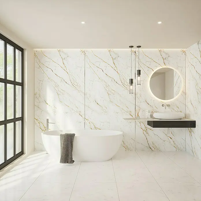 Wetwall Wandpaneel Alloy - 122 x 244 cm, Norris Marble - Ein luxuriöses Badezimmer mit freistehender Badewanne, Marmorwänden und moderner Waschtischbeleuchtung für ein entspannendes Ambiente.