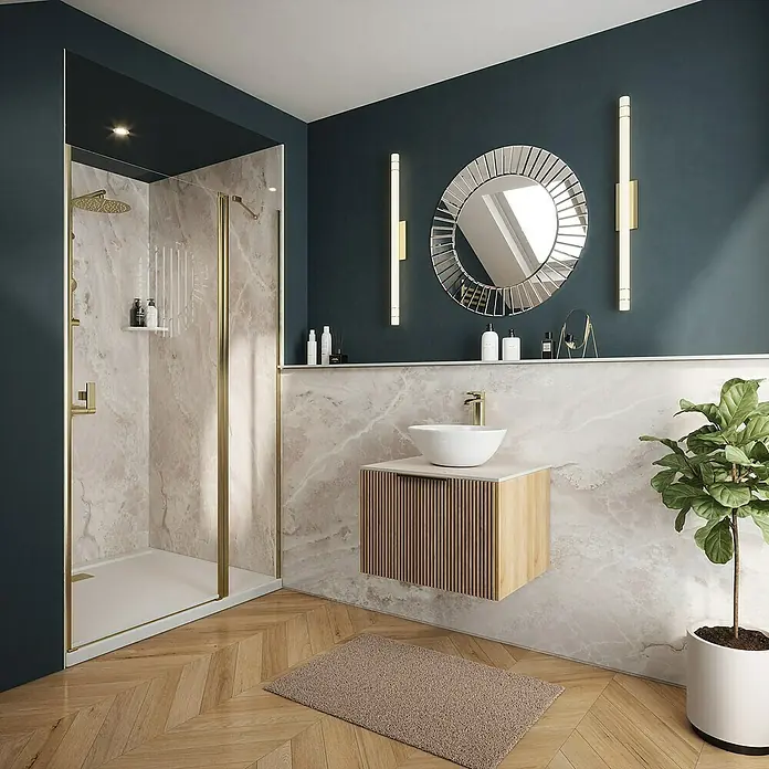Wetwall Wandpaneel Elite - 16 x 242 cm, Onyx Grey, Abgerundete Kante - Elegantes Badezimmer mit Marmorwand, goldenen Akzenten und einem modernen Waschtisch mit Aufsatzwaschbecken. Die Dusche ist mit Golddetails versehen.