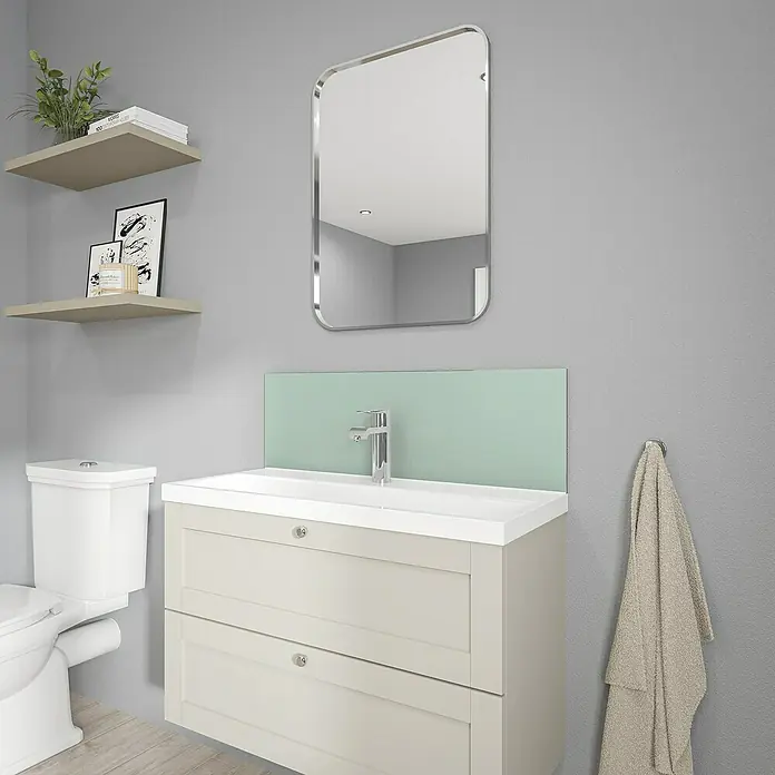 Wetwall Wandpaneel Alloy Spritzschutz - 25 x 80 cm, Terra Grey / Seabreeze Green - Ein modernes Badezimmer-Interieur mit einem Waschtischunterschrank in Beige, einem Spiegel und Regalen.