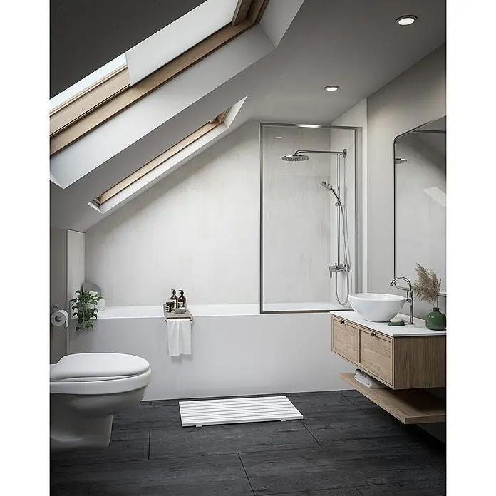 Wetwall Wandpaneel Elite - 16 x 242 cm, Warm Plaster, Abgerundete Kante - Ein Badezimmer mit Dachfenstern, einer Badewanne mit Duschabtrennung und einem Waschtisch mit Holzunterschrank. Moderne Badgestaltung für helle Räume.